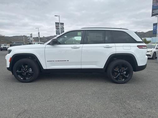 2025 Jeep Grand Cherokee Laredo