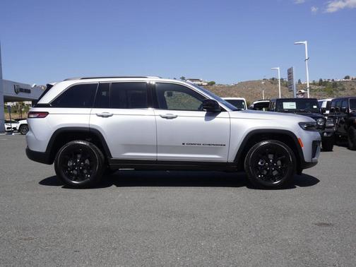 Silver Zynith 2026 Jeep Grand Cherokee Laredo