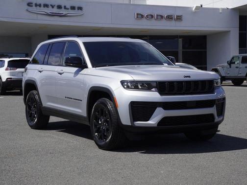 Silver Zynith 2026 Jeep Grand Cherokee Laredo