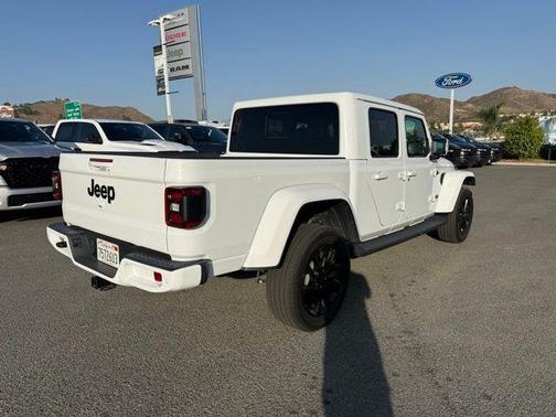 Bright White Clearcoat 2023 Jeep Gladiator Overland
