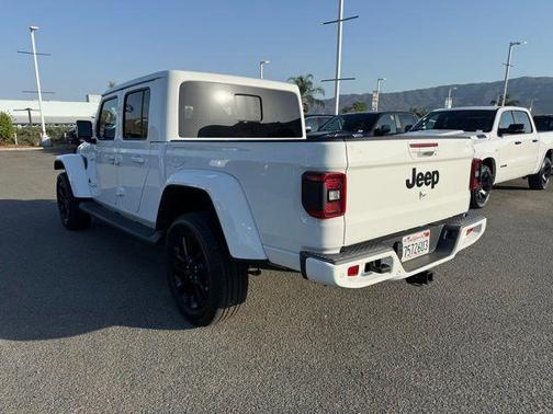 Bright White Clearcoat 2023 Jeep Gladiator Overland