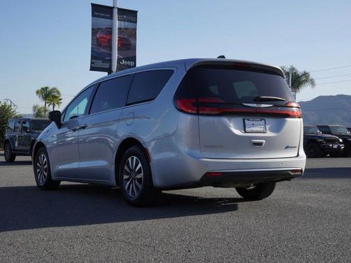 2023 Chrysler Pacifica Hybrid Touring L
