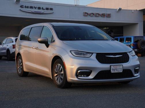 2023 Chrysler Pacifica Hybrid Touring L