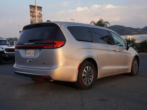 2023 Chrysler Pacifica Hybrid Touring L