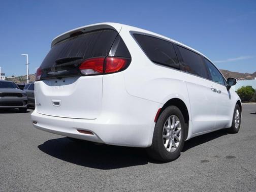 2023 Chrysler Voyager LX