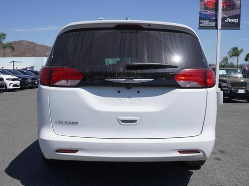 2023 Chrysler Voyager LX