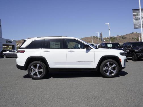 Bright White Clearcoat 2026 Jeep Grand Cherokee Limited