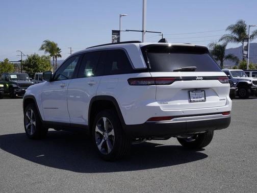 Bright White Clearcoat 2026 Jeep Grand Cherokee Limited