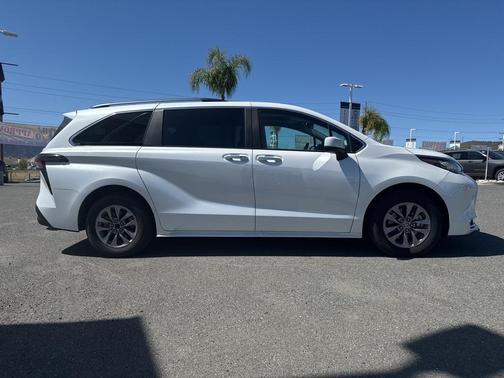 2023 Toyota Sienna XLE