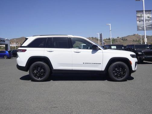 2026 Jeep Grand Cherokee Laredo