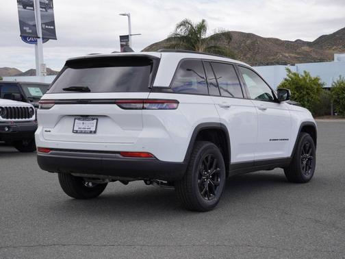 Bright White Clearcoat 2026 Jeep Grand Cherokee Laredo