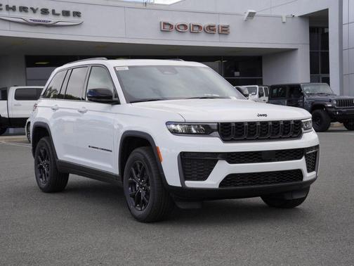 Bright White Clearcoat 2026 Jeep Grand Cherokee Laredo