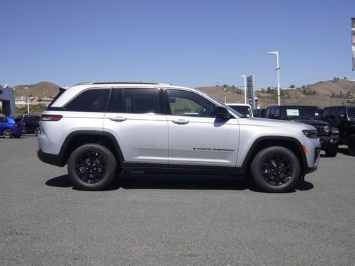 Silver Zynith 2026 Jeep Grand Cherokee Laredo