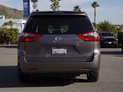 2020 Toyota Sienna XLE