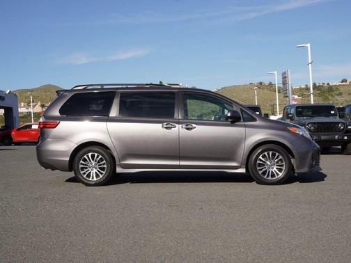 2020 Toyota Sienna XLE