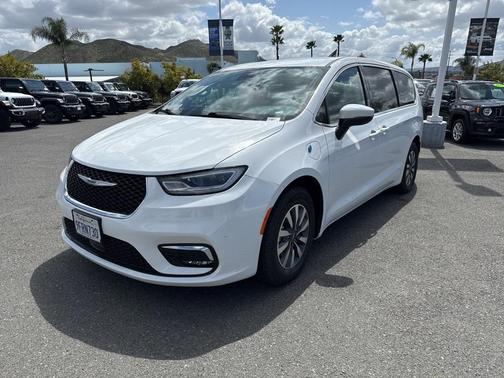 2023 Chrysler Pacifica Hybrid Touring L