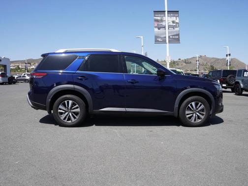 2023 Nissan Pathfinder SL