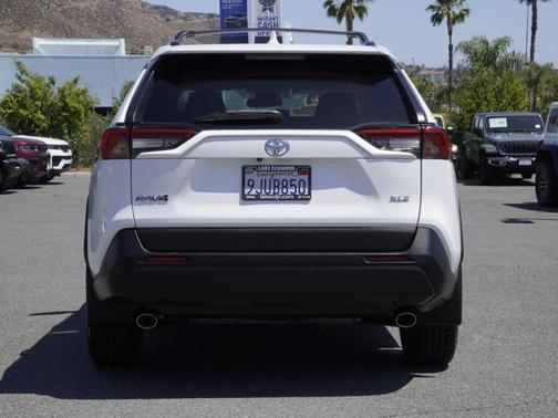 Ice 2023 Toyota RAV4 XLE