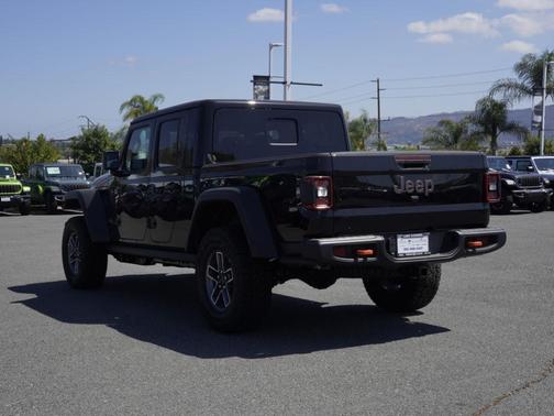Black Clearcoat 2026 Jeep Gladiator Mojave