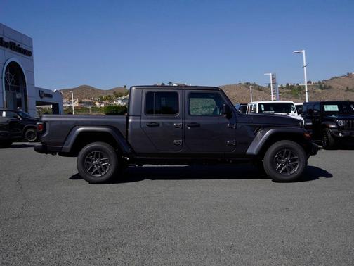 Granite Crystal Clearcoat Metallic 2026 Jeep Gladiator Sport