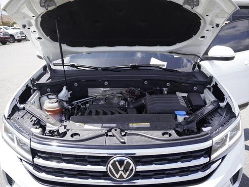 Opal White Pearl Effect 2023 Volkswagen Atlas 3.6L SEL