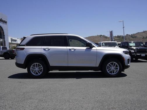 Silver Zynith 2026 Jeep Grand Cherokee Laredo