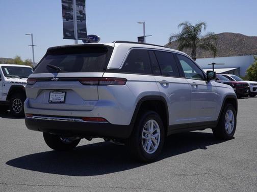 Silver Zynith 2026 Jeep Grand Cherokee Laredo