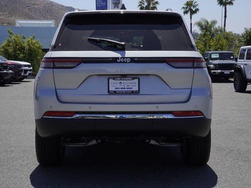 Silver Zynith 2026 Jeep Grand Cherokee Laredo
