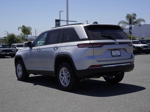Silver Zynith 2026 Jeep Grand Cherokee Laredo