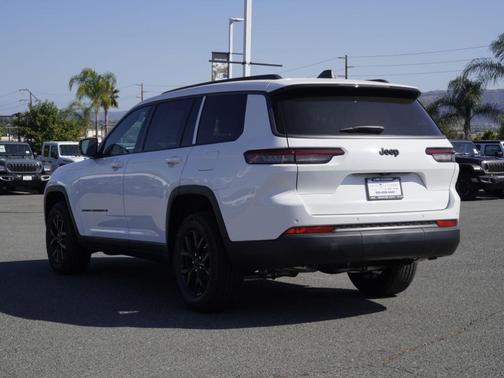 Bright White Clearcoat 2026 Jeep Grand Cherokee L Laredo