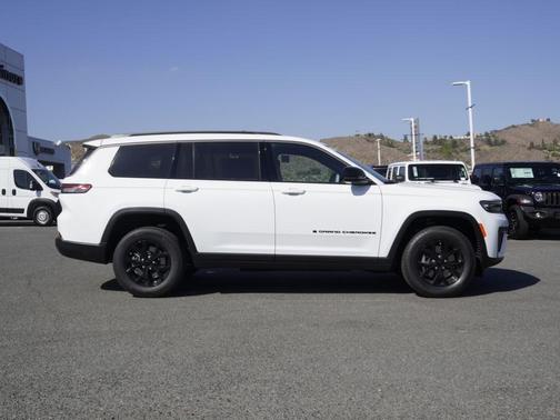 Bright White Clearcoat 2026 Jeep Grand Cherokee L Laredo