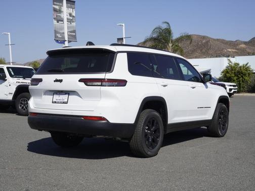 Bright White Clearcoat 2026 Jeep Grand Cherokee L Laredo
