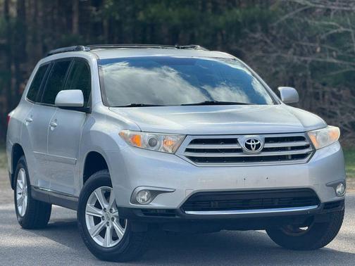 Classic Silver Metallic 2011 Toyota Highlander SE