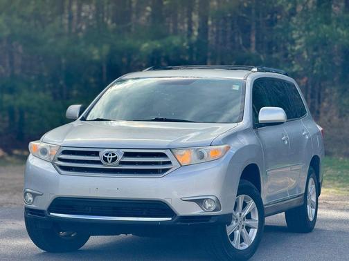 Classic Silver Metallic 2011 Toyota Highlander SE
