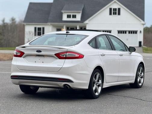 White 2013 Ford Fusion SE