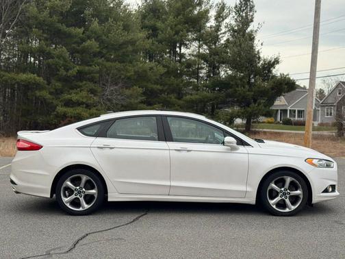 White 2013 Ford Fusion SE