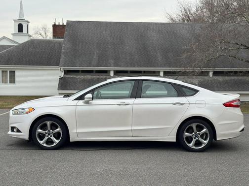 White 2013 Ford Fusion SE