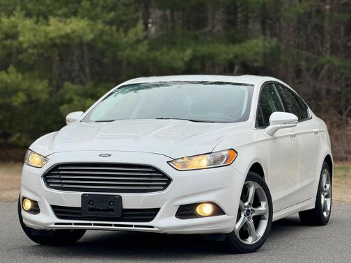 White 2013 Ford Fusion SE