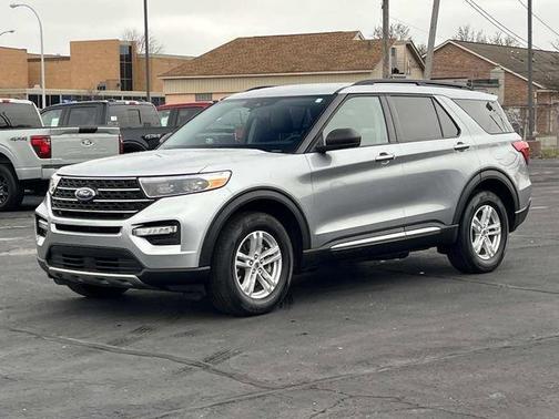 Iconic Silver Metallic 2024 Ford Explorer XLT