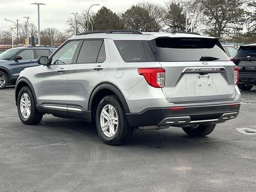 Iconic Silver Metallic 2024 Ford Explorer XLT