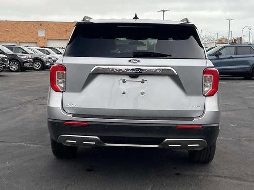 Iconic Silver Metallic 2024 Ford Explorer XLT