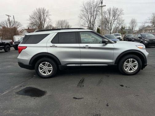 Iconic Silver Metallic 2024 Ford Explorer XLT