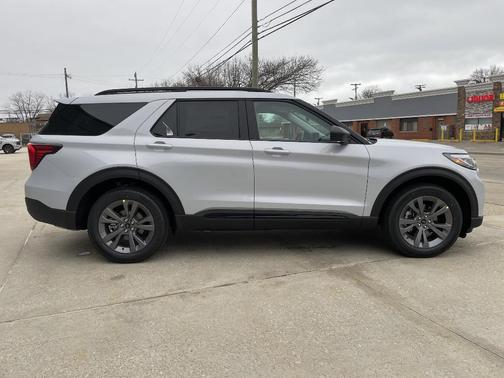 Space White Metallic 2026 Ford Explorer Active