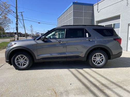 Carbonized Gray Metallic 2026 Ford Explorer Active