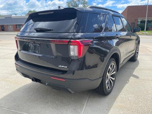 Agate Black Metallic 2026 Ford Explorer ST-Line