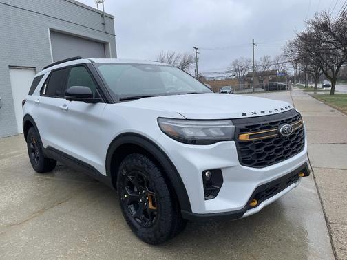 Space White Metallic 2026 Ford Explorer Tremor