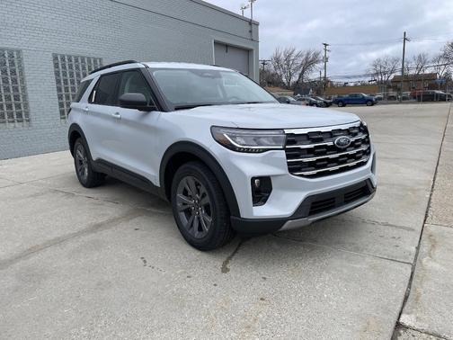 Space White Metallic 2026 Ford Explorer Active
