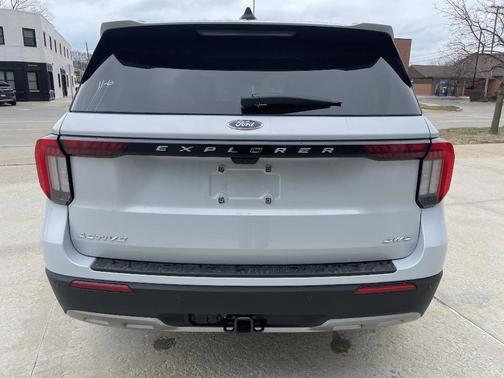 Space White Metallic 2026 Ford Explorer Active