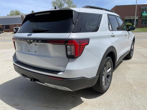 Space White Metallic 2026 Ford Explorer Active