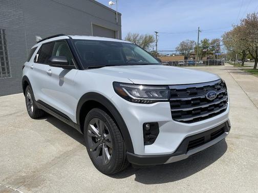 Space White Metallic 2026 Ford Explorer Active